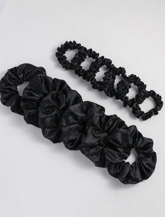 Black satin scrunchies ( per piece)(بالقطعه)